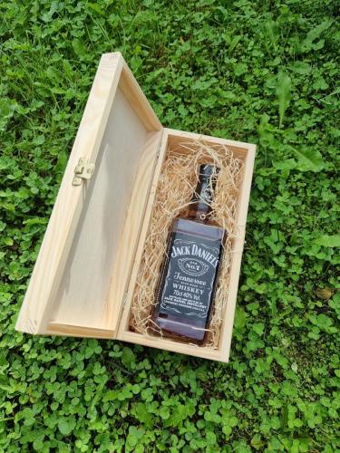 Darčeková krabička na alkohol - Gravírovanie a vyrezávanie  do dreva